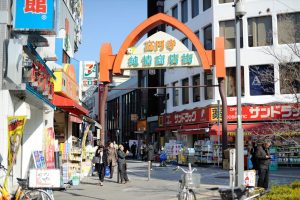 純情商店街にはさまざまな店舗が。阿波踊りが有名です 